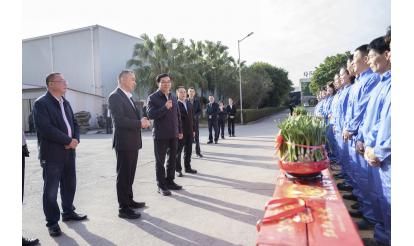 市委員會(huì)書記の王進(jìn)足氏は紫山グループを訪れ、春節(jié)期間中に生産ラインで奮闘していた第一線の従業(yè)員を慰問(wèn)した